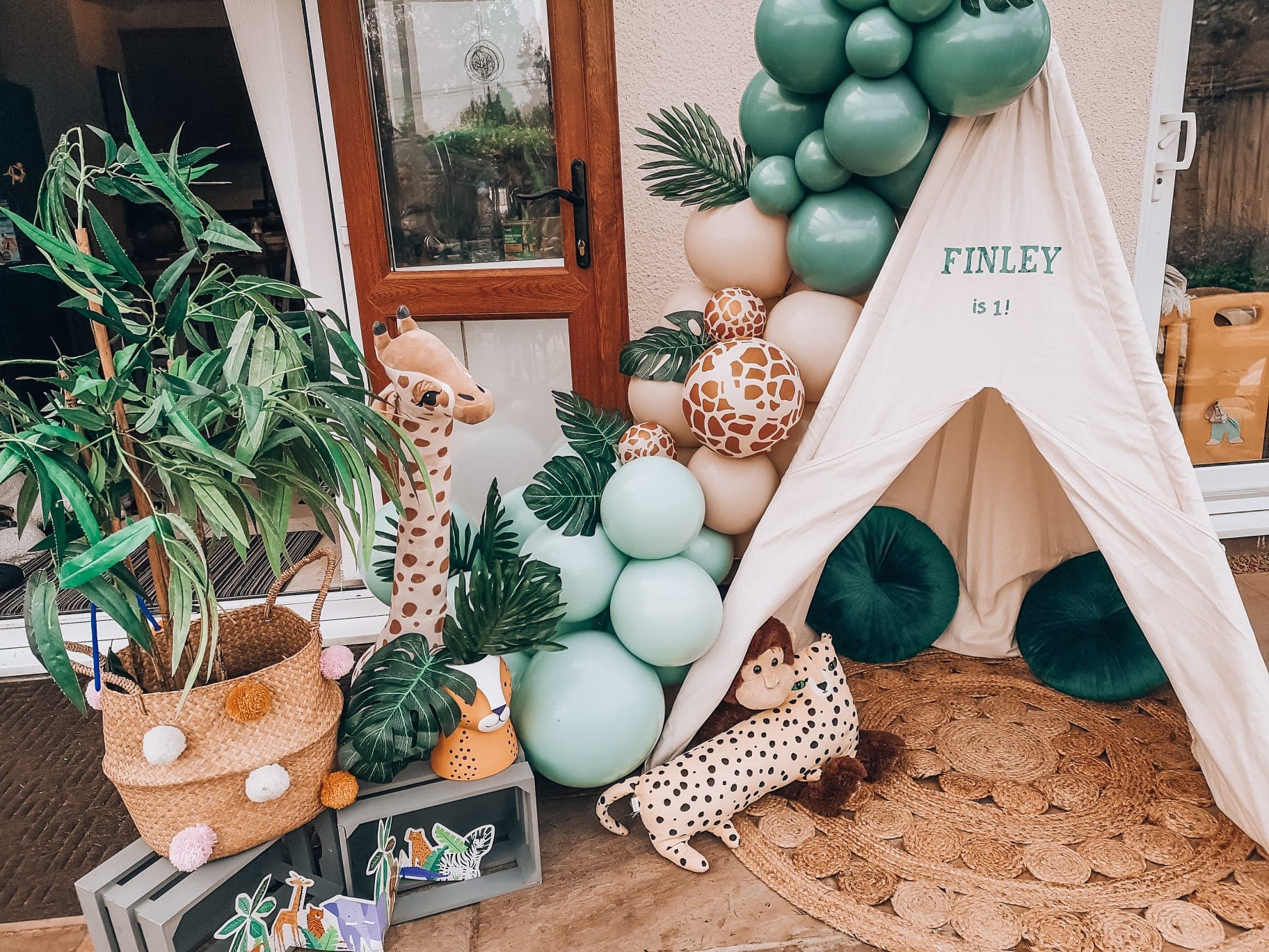 Luxe Picnic balloon displays by Balloons and Ribbons